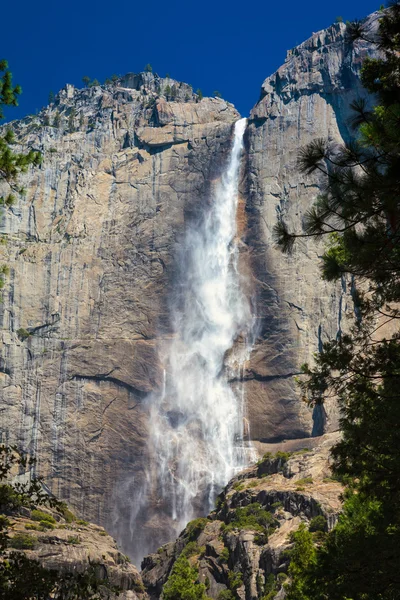 Верхний Йосемитский водопад под ярко-голубым небом — стоковое фото