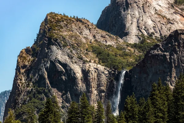 Cascada en Yosemite en un día de verano — Foto de Stock