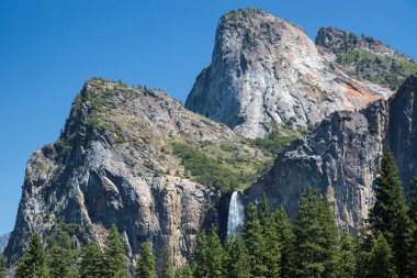 Bir yaz gününde Yosemite şelale