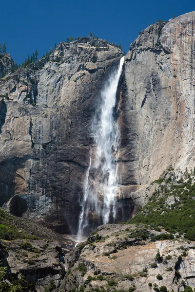 Yosemite-Wasserfall an einem Sommertag — Stockfoto