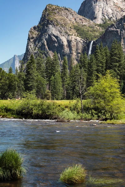 Wasserfall und der Merced River im Yosemite an einem Sommertag — Stockfoto