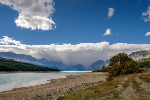 Nuvens de tempestade se reunindo sobre o Lago Sherburne — Fotografia de Stock