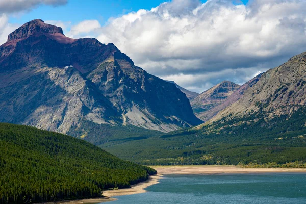 Litoral de Lower Two Medicine Lake — Fotografia de Stock