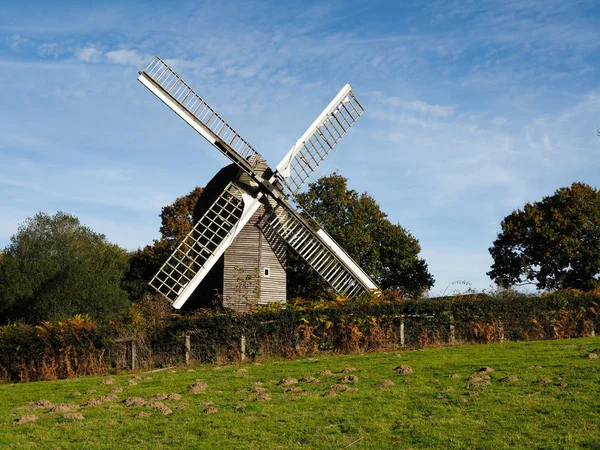 NUTLEY EAST SUSSEX/UK - OCTOBER 31 : View of Nutley Windmill in — Stock Photo, Image