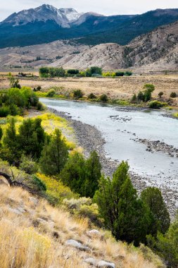 Montana'da Yellowstone Nehri'nin görünümü