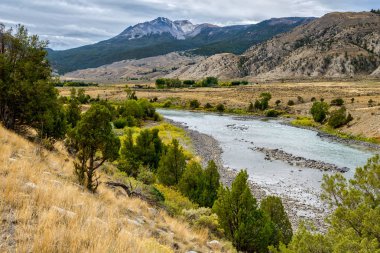 Montana'da Yellowstone Nehri'nin görünümü