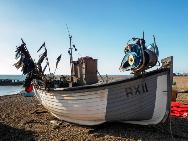 HASTINGS, ORIENTE SUSSEX / UK - NOVEMBRO 06: Barco de pesca em ser — Fotografia de Stock