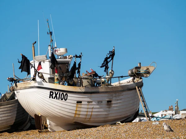 HASTINGS, ORIENTE SUSSEX / UK - NOVEMBRO 06: Barco de pesca em ser — Fotografia de Stock