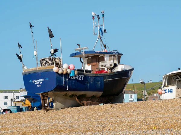 HASTINGS, ORIENTE SUSSEX / UK - NOVEMBRO 06: Barco de pesca em ser — Fotografia de Stock