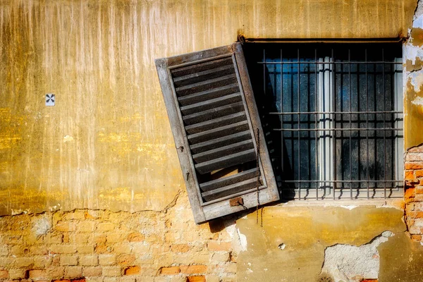 Holzverschlag hängt an verfallenem Gebäude in Monza — Stockfoto