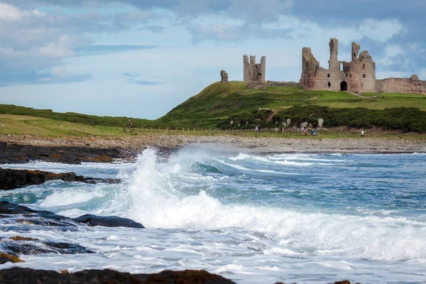 Dunstanburgh Ca 卡斯特、 诺森伯兰/英国-8 月 18 日︰ 视图 — 图库照片