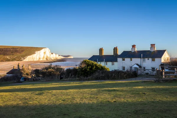 SEAFORD, SUSSEX / UK - 28 DE NOVIEMBRE: Antiguas casas de guardacostas en Se — Foto de Stock