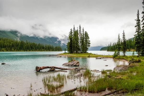 Lac Maligne par une journée nuageuse — Photo