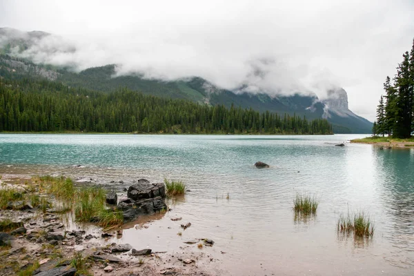 Maligne Lake on a Cloudy Day — Stock Photo, Image