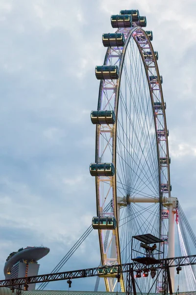 SINGAPUR - 3 DE FEBRERO: Vuelo de Singapur noria en Singapo — Foto de Stock