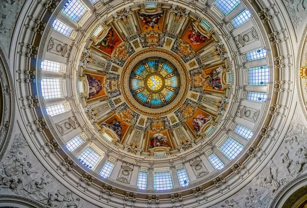 BERLIM / ALEMANHA - SETEMBRO 15: Detalhe do teto da Catedral — Fotografia de Stock
