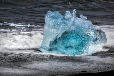 Küçük bir buzdağı görünümünü Jokulsarlon Beach