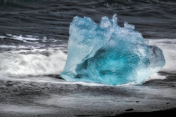 Küçük bir buzdağı görünümünü Jokulsarlon Beach — Stok fotoğraf