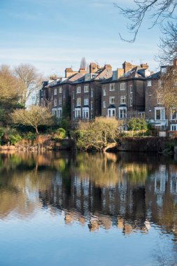 Hampstead, Londra/İngiltere'de - 27 Aralık: Satır bir gölde tarafından evlerin 