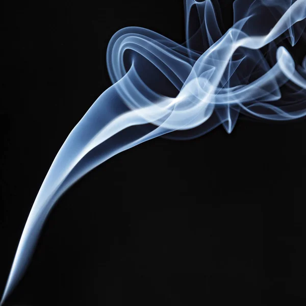 Incenso Stick Smoke Trail contro uno sfondo nero — Foto Stock