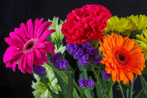 Кучка ярких цветных цветов — стоковое фото