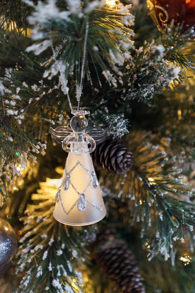 Ange en verre sur un arbre de Noël — Photo