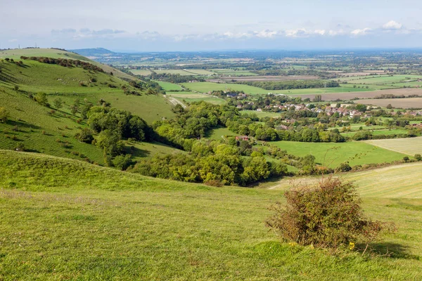 Gröna böljande kullar av Sussex landsbygden — Stockfoto