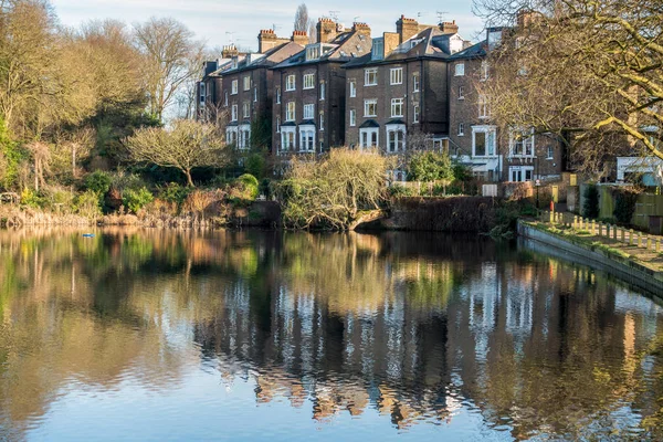 HAMPSTEAD, LONDRES / REINO UNIDO - 27 DE DEZEMBRO: Fila de casas junto a um lago em — Fotografia de Stock