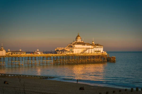 Günbatımı iskelede Eastbourne görünüm — Stok fotoğraf