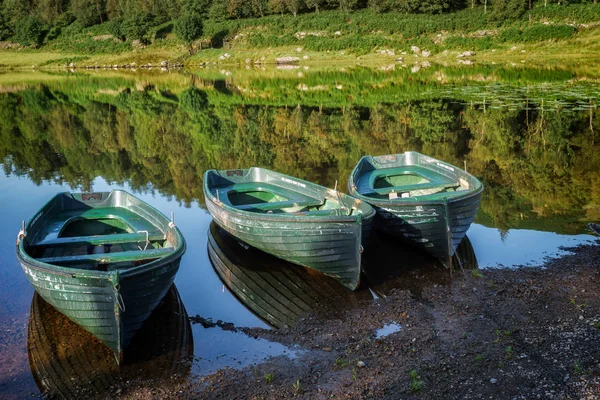 Watendlath, Cumbria/Uk - 31 augusti: rodd båtar förtöjda vid Wate — Stockfoto