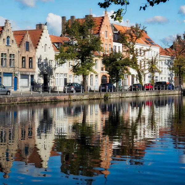 BRUGES, WEST FLANDERS/BELGIUM - SEPTEMBER 26 : View along a Cana — Stock Photo, Image