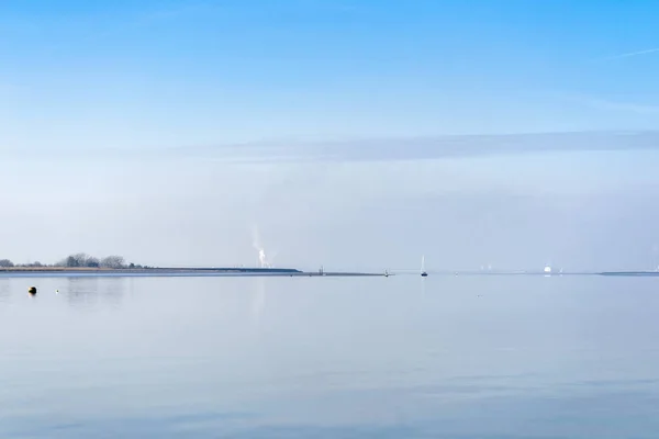 Visa floden Swale från Harty ön Kent på en lugn vinna — Stockfoto