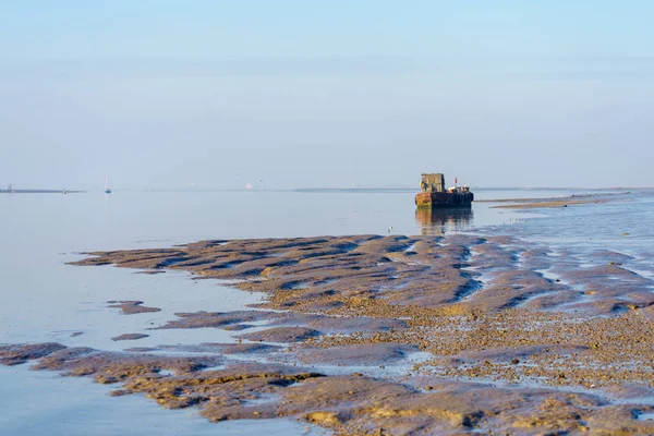 HARTY ISLAND, KENT/UK - JANUARY 17 : View of an Old Boat on the — Stock Photo, Image