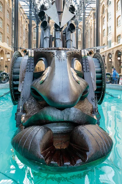 伦敦/英国-2 月 13 日︰ 由雕塑家大卫 · 坎普的航海家 — 图库照片