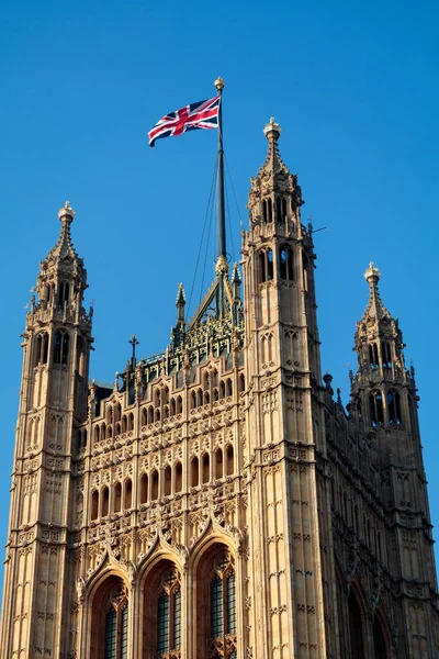 LONDRES / REINO UNIDO - FEVEREIRO 13: Vista das Casas de Parliamen iluminadas pelo sol — Fotografia de Stock