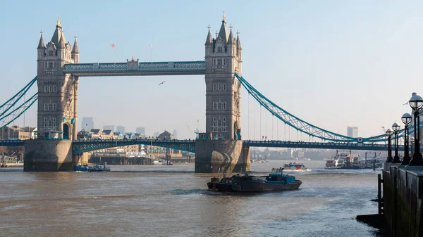 LONDRES / RU - 13 DE FEBRERO: Vista del Tower Bridge en Londres en febrero — Foto de Stock