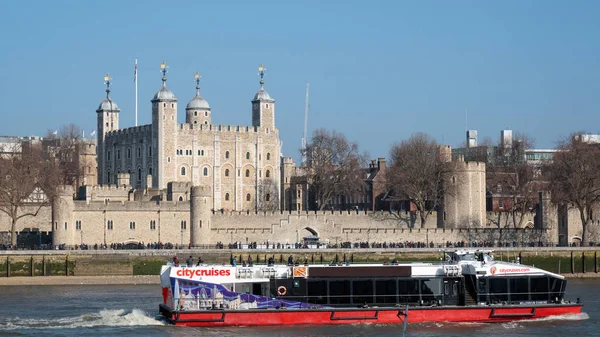 LONDRES / RU - 13 DE FEBRERO: Barco Turístico Pasando la Torre de Lond — Foto de Stock