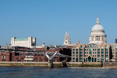 Londra/İngiltere - Şubat 13: Millennium Köprüsü ve St Pauls Cathedr