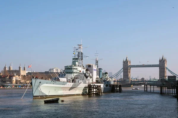 ЛОНДОН / Великобритания - 13 февраля: HMS Belfast в Лондоне в Лондоне — стоковое фото