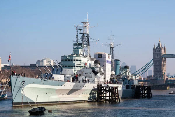 ЛОНДОН / Великобритания - 13 февраля: HMS Belfast в Лондоне в Лондоне — стоковое фото