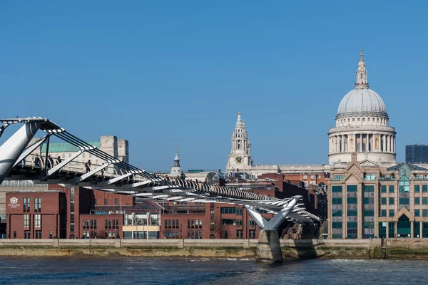 Londra/İngiltere - Şubat 13: Millennium Köprüsü ve St Pauls Cathedr — Stok fotoğraf