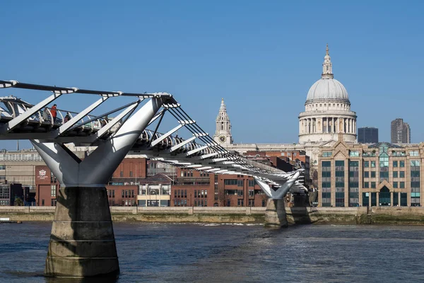 Londra/İngiltere - Şubat 13: Millennium Köprüsü ve St Pauls Cathedr — Stok fotoğraf