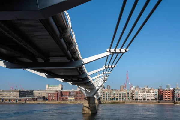 LONDON/UK - FEBRUARY 13 : Millennium Bridge in London on Februar — Stock Photo, Image