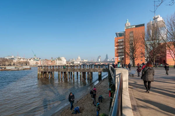 ЛОНДОН / Великобритания - 13 февраля: Люди отдыхают на берегу Темзы — стоковое фото