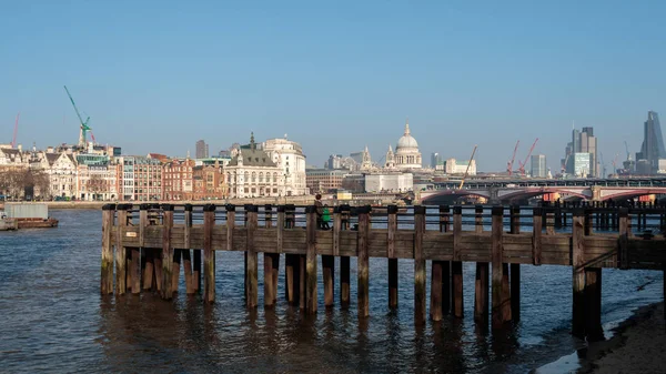 Londen/Verenigd Koninkrijk - 13 februari: Mensen op een steiger op de Southbank van — Stockfoto