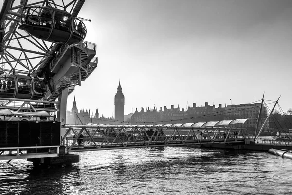 LONDRES / ROYAUME-UNI - 13 FÉVRIER : Vue du London Eye de Londres sur Fe — Photo