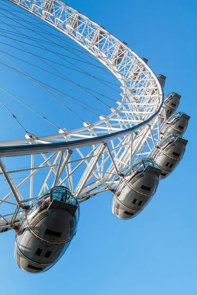 ลอนดอน / สหราชอาณาจักร 13 กุมภาพันธ์: มุมมองของ London Eye ในลอนดอนบน Fe — ภาพถ่ายสต็อก