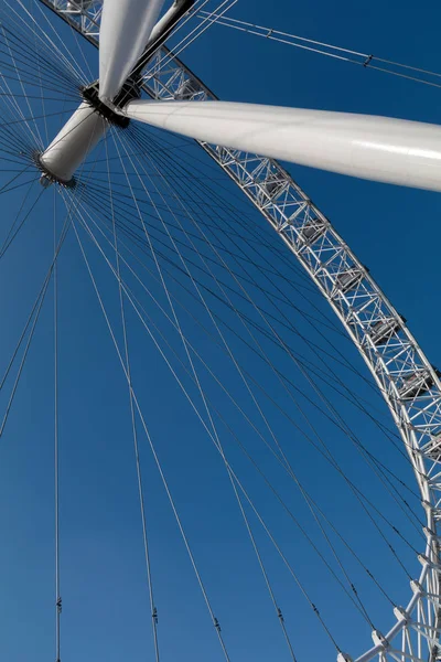 LONDRES / ROYAUME-UNI - 13 FÉVRIER : Vue du London Eye de Londres sur Fe — Photo