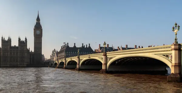 Londýn/Velká Británie - 13. února: Westminster Bridge a Big Ben v Milano — Stock fotografie