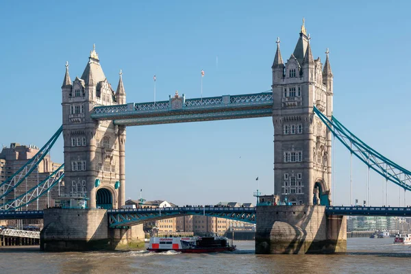 Londýn/Velká Británie - 13. února: Pohled z mostu Tower Bridge v Londýně v roce — Stock fotografie